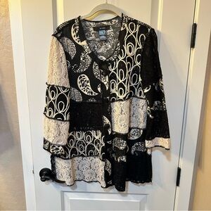Ali Miles Black and White Asymmetrical 3/4 Sleeve Blouse